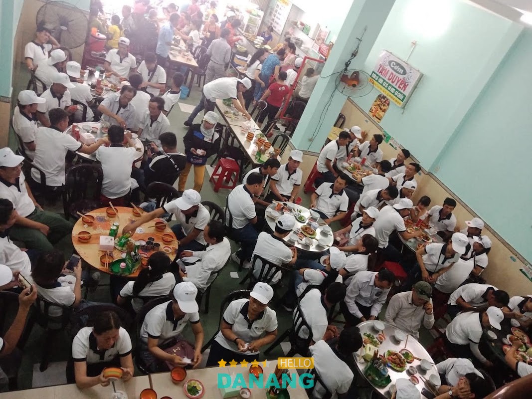 Phần cơm gà đầy đặn tại Tam Duyên